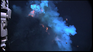 Éruption d'un volcan sous-marin